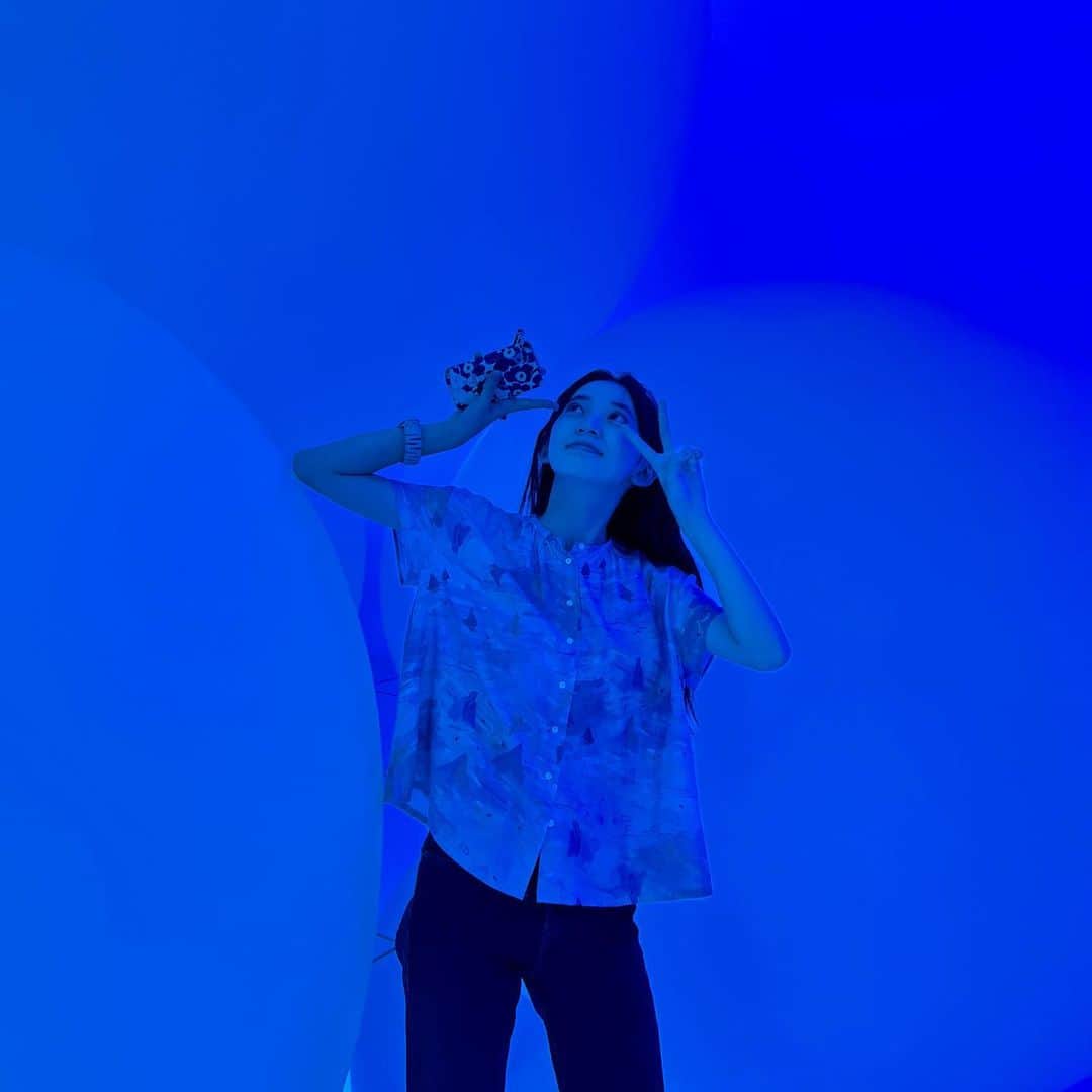 近藤華さんのインスタグラム写真 - (近藤華Instagram)「ばらかもん今夜10時から6話始まります。近藤、友達とチームラボに遊びに行ってきました。後ろにあるお花は実は本物なんです。癒されてきました。最後の写真は、なるが練習で書いた半田先生です。かわいい #近藤華 #トップコート #topcoat #ばらかもん #フジテレビ」8月16日 19時16分 - hanakondo_official