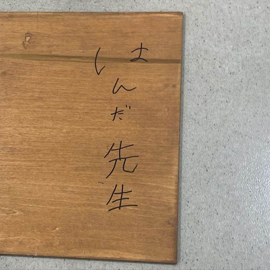近藤華さんのインスタグラム写真 - (近藤華Instagram)「ばらかもん今夜10時から6話始まります。近藤、友達とチームラボに遊びに行ってきました。後ろにあるお花は実は本物なんです。癒されてきました。最後の写真は、なるが練習で書いた半田先生です。かわいい #近藤華 #トップコート #topcoat #ばらかもん #フジテレビ」8月16日 19時16分 - hanakondo_official