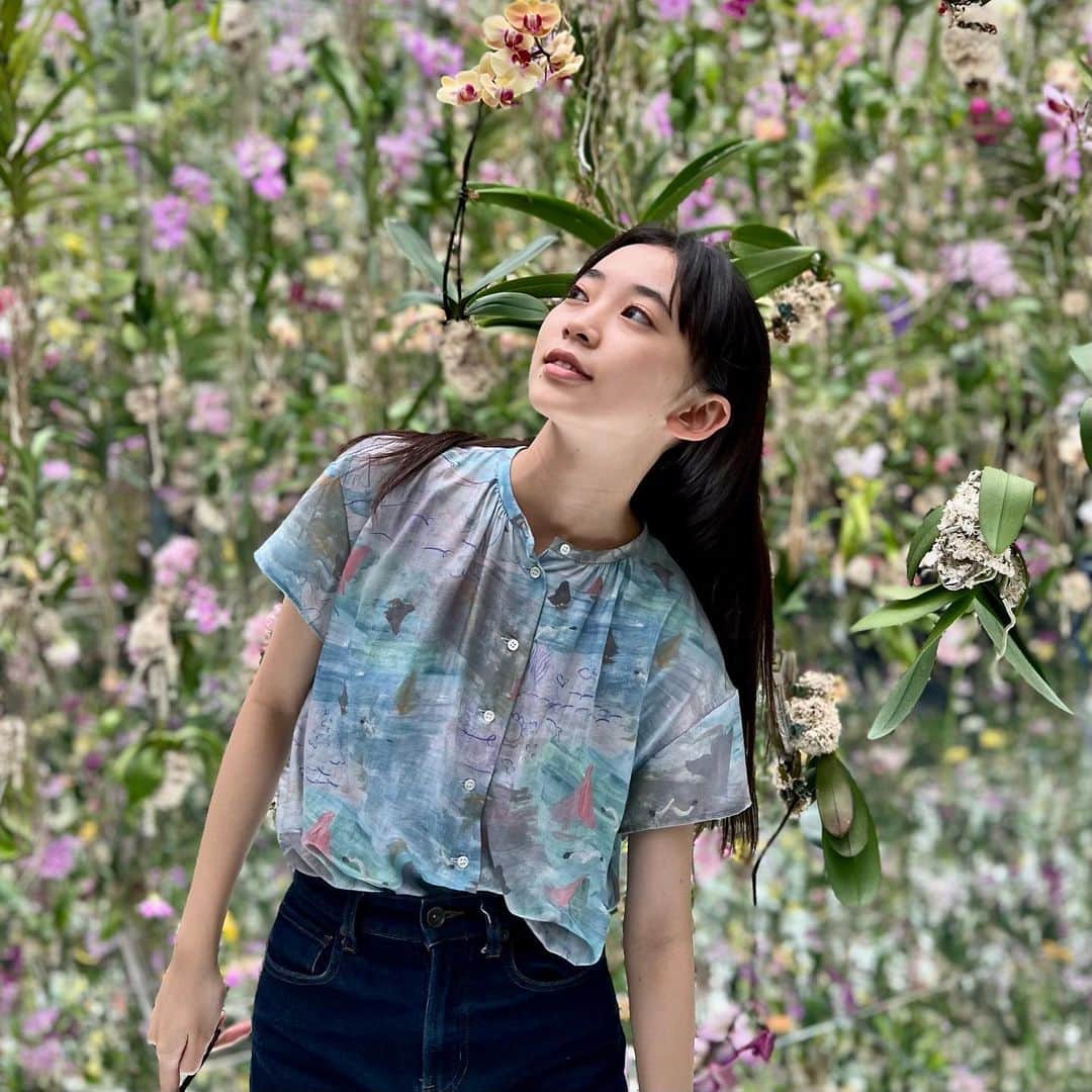 近藤華さんのインスタグラム写真 - (近藤華Instagram)「ばらかもん今夜10時から6話始まります。近藤、友達とチームラボに遊びに行ってきました。後ろにあるお花は実は本物なんです。癒されてきました。最後の写真は、なるが練習で書いた半田先生です。かわいい #近藤華 #トップコート #topcoat #ばらかもん #フジテレビ」8月16日 19時16分 - hanakondo_official