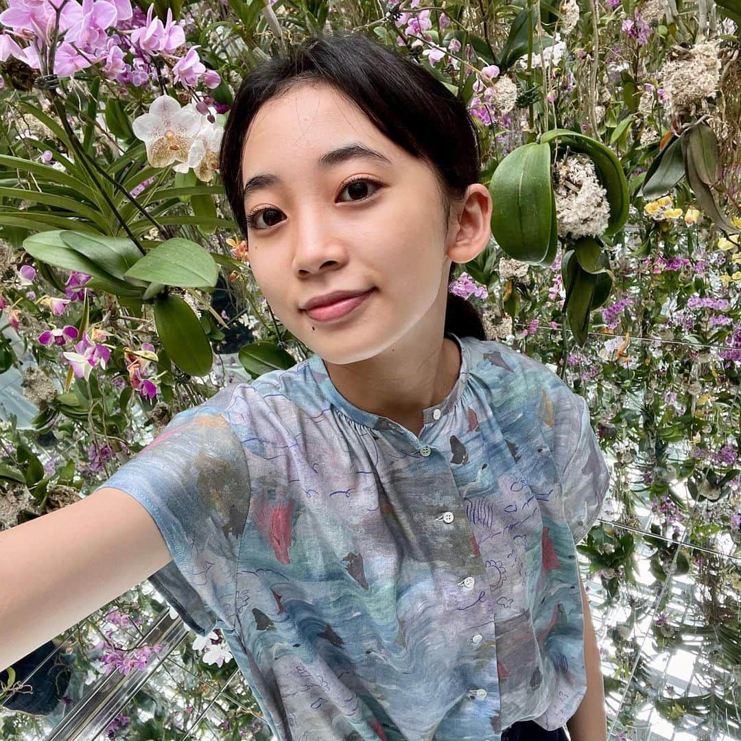 近藤華さんのインスタグラム写真 - (近藤華Instagram)「ばらかもん今夜10時から6話始まります。近藤、友達とチームラボに遊びに行ってきました。後ろにあるお花は実は本物なんです。癒されてきました。最後の写真は、なるが練習で書いた半田先生です。かわいい #近藤華 #トップコート #topcoat #ばらかもん #フジテレビ」8月16日 19時16分 - hanakondo_official
