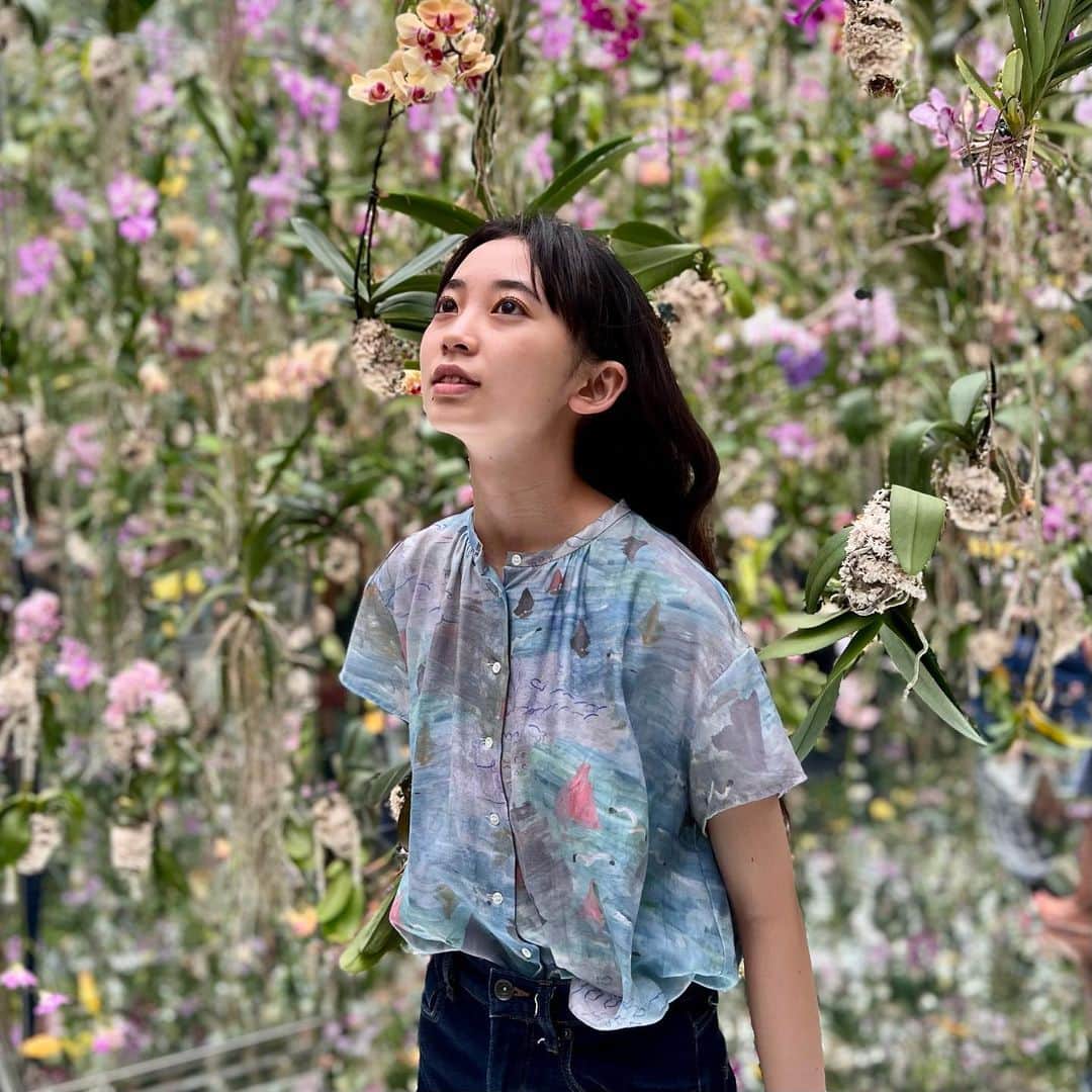 のインスタグラム：「ばらかもん今夜10時から6話始まります。近藤、友達とチームラボに遊びに行ってきました。後ろにあるお花は実は本物なんです。癒されてきました。最後の写真は、なるが練習で書いた半田先生です。かわいい #近藤華 #トップコート #topcoat #ばらかもん #フジテレビ」