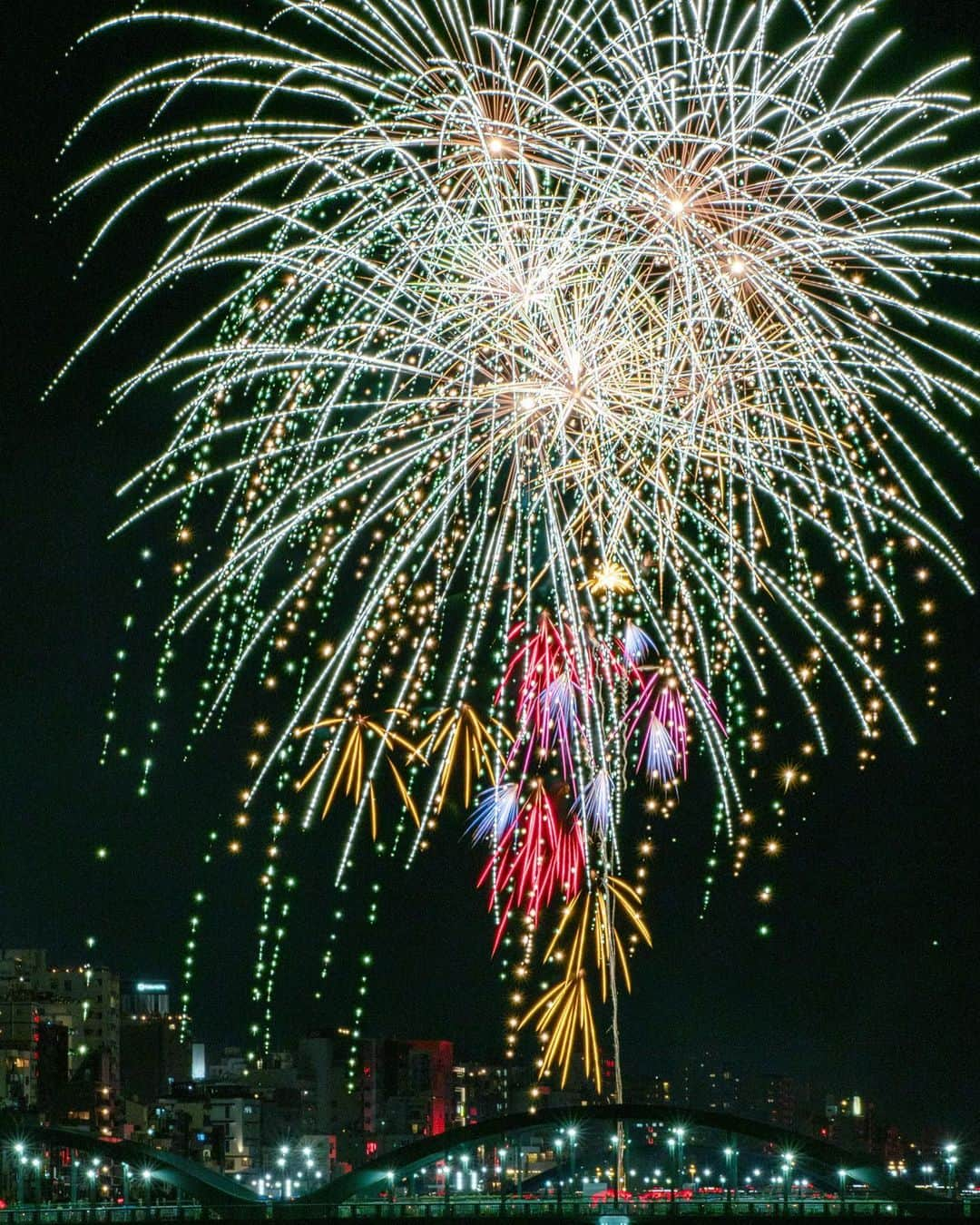 墨田区のインスタグラム：「無数の火の粒が、隅田川上空で輝く星のよう 🌠   撮影者：　#すみだカメラ部１０選　@mk_kotonoha  #墨田区#すみだ#sumida#東京#tokyo#わたしのすみだ自慢#これもすみだのシティプロモーション #隅田川花火大会 #夏の風物詩#隅田川の夜空#花火絶景#夏祭り#隅田川夜景#花火とスカイツリー#花火#夏の思い出#東京夏の夜 #１万人フォロワーありがとう　#祝1万人フォロワー」