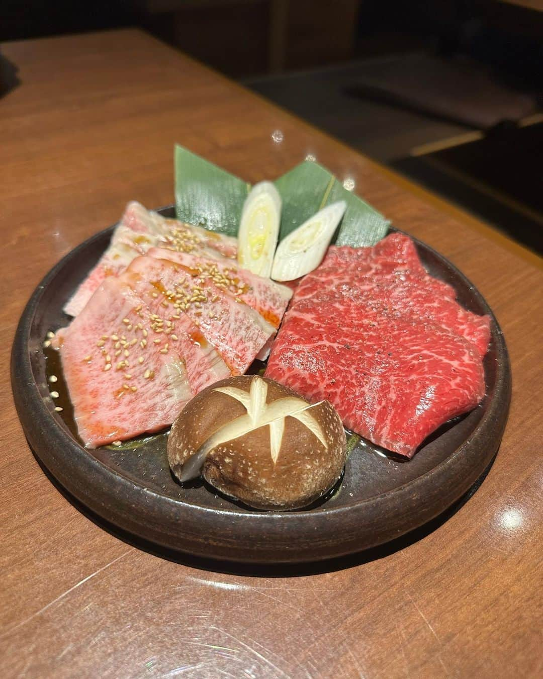 下平夏奈のインスタグラム：「📍焼肉 国立ゆえ / 国立(東京)  A5ランクの希少部位が楽しめる 黒毛和牛専門店の焼肉屋さん @yue_kunitachi に行ってきました！  いただいたのは、 いろいろなお肉を少しずつ食べられる 「ゆえ」のコース✨ (1人前4200円)  ・キムチとナムル ・黒毛和牛入りサラダ ・和牛ねぎ塩タン ・和牛もも肉 ・和牛ばら肉 ・とりもも ・とんとろ ・ホルモン ・デザート  上質なお肉は、脂っこくなくてパクパク食べられました♪  他にも、季節の野菜やデザートなど 今だけ楽しめるメニューもあります！  また、お酒の種類も豊富なので 美味しいお肉と一緒にお酒も楽しみたい方は オススメです✨  お席は、テーブル席と掘りごたつがあって ゆったりと座れました！  土日祝のランチもリーズナブルに 黒毛和牛が楽しめるので また今度行ってみようと思います♪  【お店の情報】  📍東京都国立市中1丁目8-9 田中ビル1階 → JR 国立駅から 徒歩3分  🕔平日17:00-22:00  土日祝 11:30-15:00,17:00-22:00  *定休日なし  📞050-5868-2774  @yue_kunitachi #国立ゆえ #PR #黒毛和牛焼肉 #国立駅南口 #国立グルメ #国立ディナー #黒毛和牛専門店 #東京グルメ #中央線グルメ」