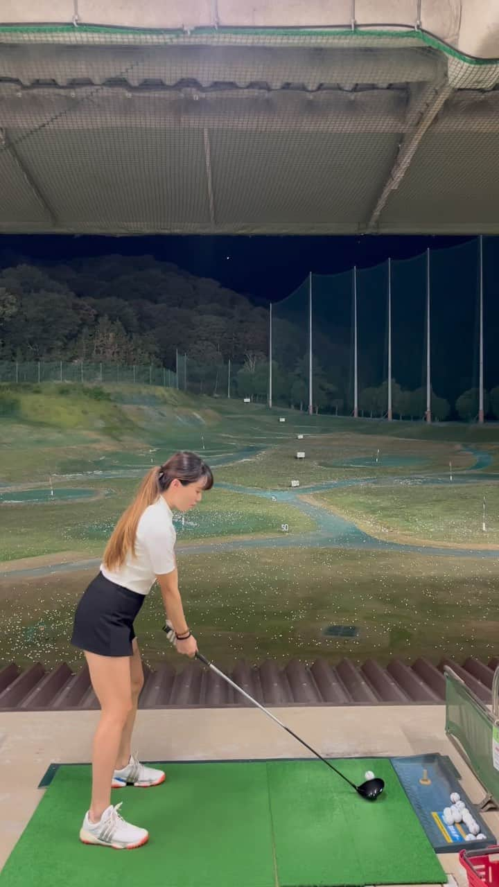 とくさきのインスタグラム：「ゴルフ復帰の前日に練習へ⛳️💕 ちゃんと練習場でドライバー振ったのはたぶん今年初🤣笑 . とにかく右にしか飛ばなかった！笑 左に飛ばそうとしたら、引っ掛けみたいな球しか出なかった！笑 . そんな出産後初の練習でした🤣笑 .  #ゴルフ#ゴルフ女子#golf#golfgirl#golfswing#ゴルフスイング#sports#スポーツ#スポーツ女子#골프#골프여자#尔夫球#高尔夫#ゴルフウェア#golfwear#打ちっ放し#ママゴルファー」