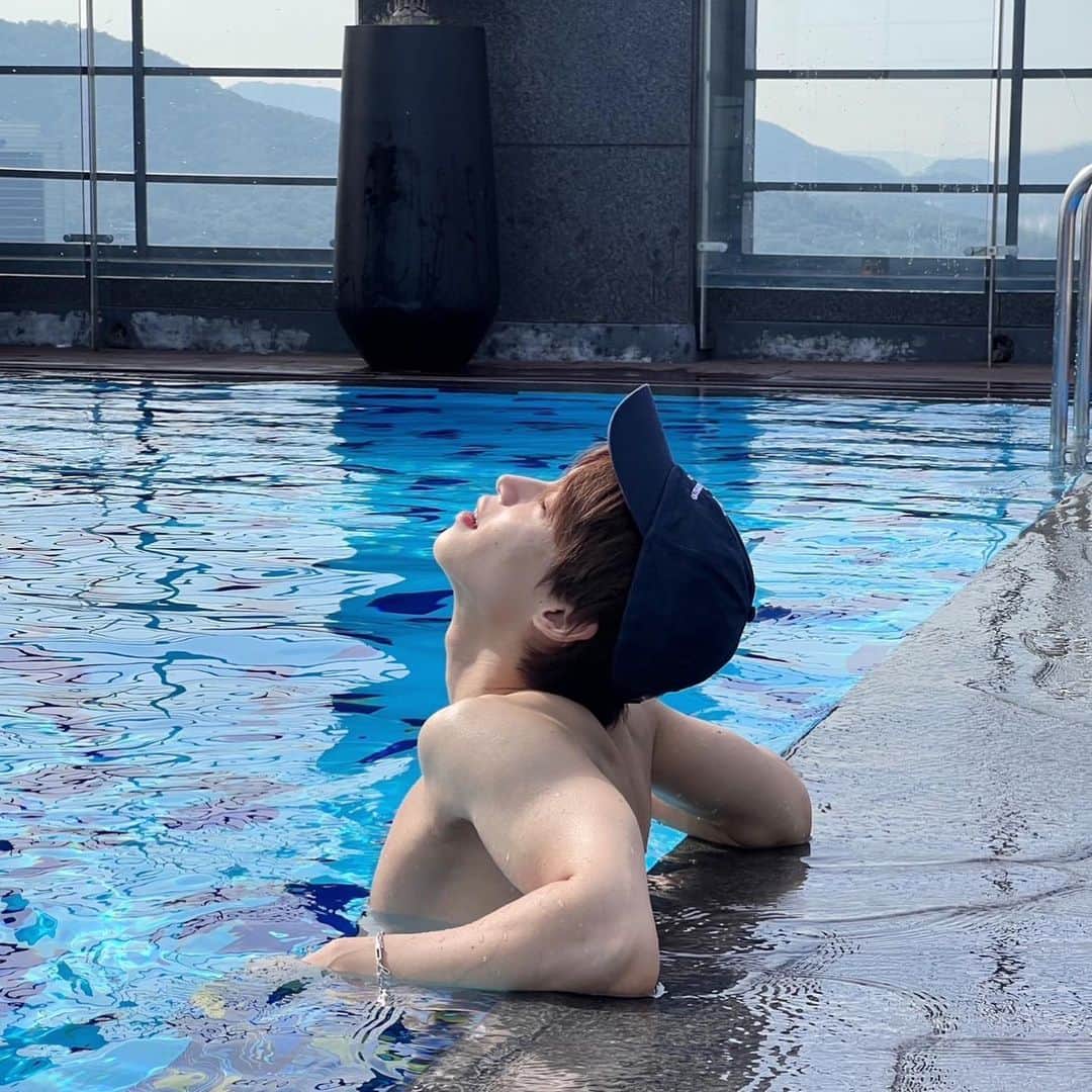 ヒョクのインスタグラム：「韓国出張で泊まったホテルがプール付きだったので夏気分味わってきました☀️🛟  頑張ってジムでトレーニングしてるから筋肉ついてきた💪🏻  #ヒョク #韓国 #韓国ホテル #プール #夏」