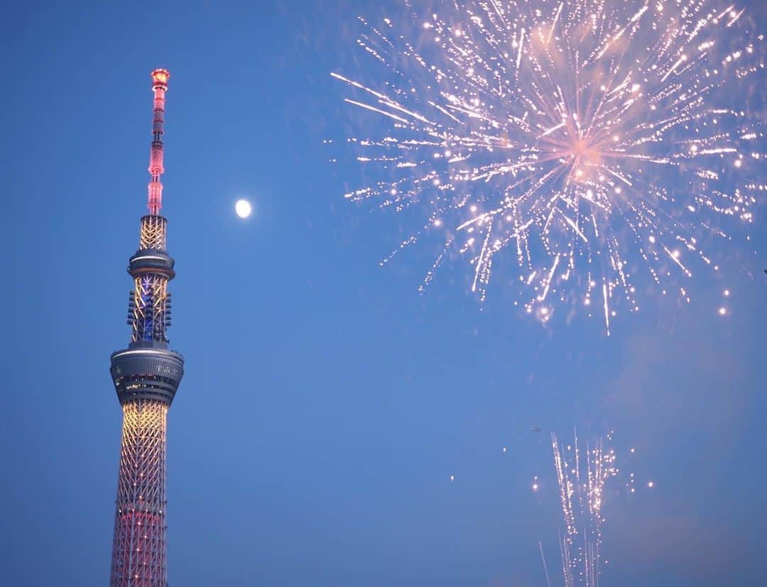 墨田区のインスタグラム：「隅田川の夜空を彩る花火の幕開け。夏の魔法が始まります 🎇  写真は #千葉大写真部　提供。  #墨田区#すみだ#sumida#東京#tokyo#わたしのすみだ自慢#これもすみだのシティプロモーション #隅田川花火大会 #夏の風物詩#隅田川の夜空#花火絶景#夏祭り#隅田川夜景#花火とスカイツリー#花火#夏の思い出#東京夏の夜 #１万人フォロワーありがとう　#祝1万人フォロワー」