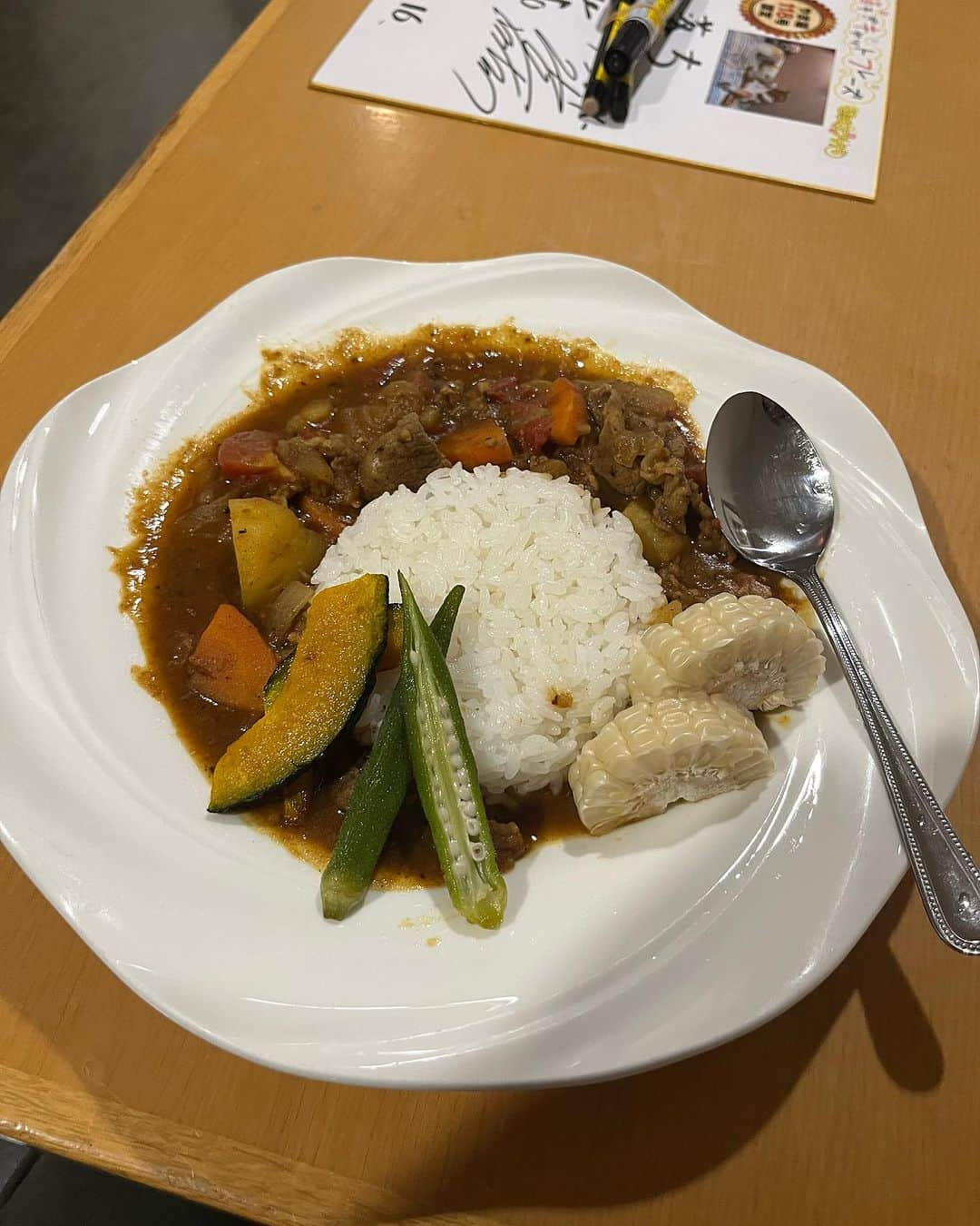 本坊元児のインスタグラム：「今日のぴよ卵ワイドの料理コーナーで、本坊ファームのお野菜でカレーを作ってもらいました 今晩、真似してみようと思ったけど腹一杯食べさせてもらいました 中華風のカレー🍛美味しかった #YBC #ピヨ卵ワイド #料理得モリ元気モリ #本坊ファーム」