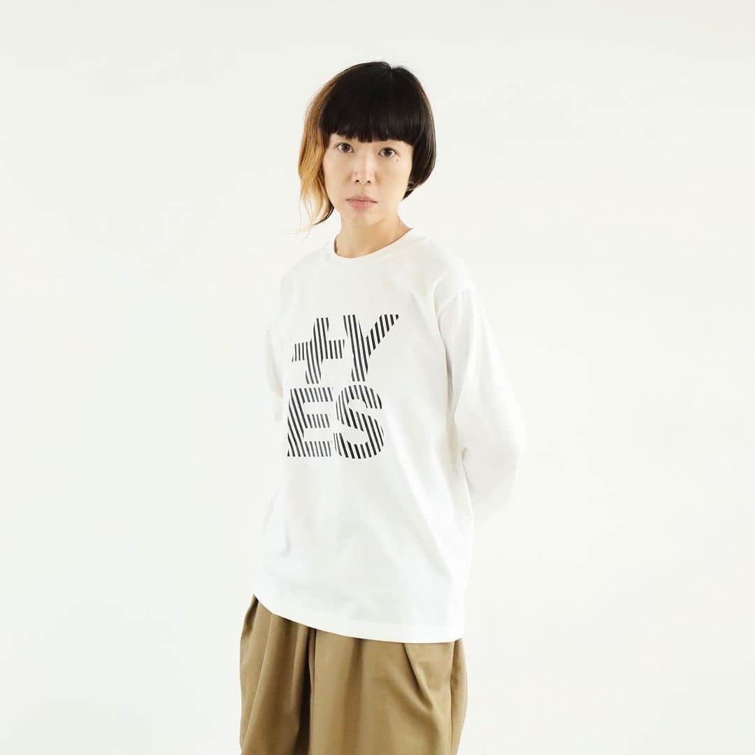 のインスタグラム：「【+YES 23AW about "Stripe YES Long sleeves T-shirt"】  定番のストライプ YES Tシャツが経た、これまでとは違ったプロセスとは？それは生地も縫製もプリントも全て国内で仕上げたと言うこと。 ツヤと肌触りで分かる高級生地に、選び抜かれた縫製工場での仕立て、あらゆるプリント技術を有する職人によるプリント加工。 卓越した国内技術が凝縮され、出来上がった最高の一着です。 これまでのアーティストグッズを超えた"新しい"ストライプ YES Tシャツを 是非、この機会に手に入れてください‼️  【受注期間】 8/15(火)18:00-8/27(日)23:59 ※完全受注制  【配送予定】 10月中旬頃 ※生産状況により変動します。  【ONLINE SHOP +YES】 https://shop.salyu.jp/ ※プロフィールのリンクよりお越しください。  #新しいYES #プラスイエス #salyu」