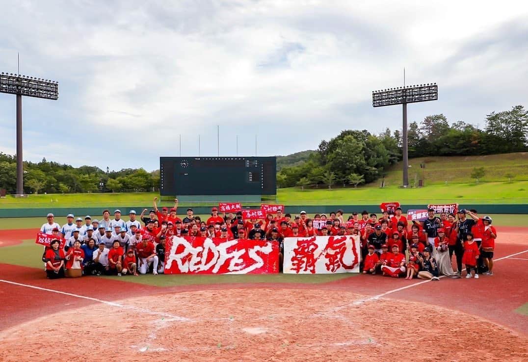 船越涼太さんのインスタグラム写真 - (船越涼太Instagram)「.  🔥🔥🔥REDFES🔥🔥🔥 〜赤き者達の野球フェス〜in 三次きんさいスタジアム🏟️  めちゃくちゃ久しぶりに野球しました⚾️こんなに凄いメンバーの皆さんと楽しく野球する事ができて最高の思い出になりました✌️肩治ってるかと少し期待したけどやっぱりぶっ壊れてましたw  まさかこんな形でまたユニフォーム着るとは思ってもいなかったw 2754最高でしょ🧏‍♂️🧏‍♂️  REDFESが毎年恒例のイベントになっていくことを願います🎋  #野球#カープ#広島#三次#三次きんさいスタジアム#2754#夏の思い出」8月16日 19時23分 - 2754ryota