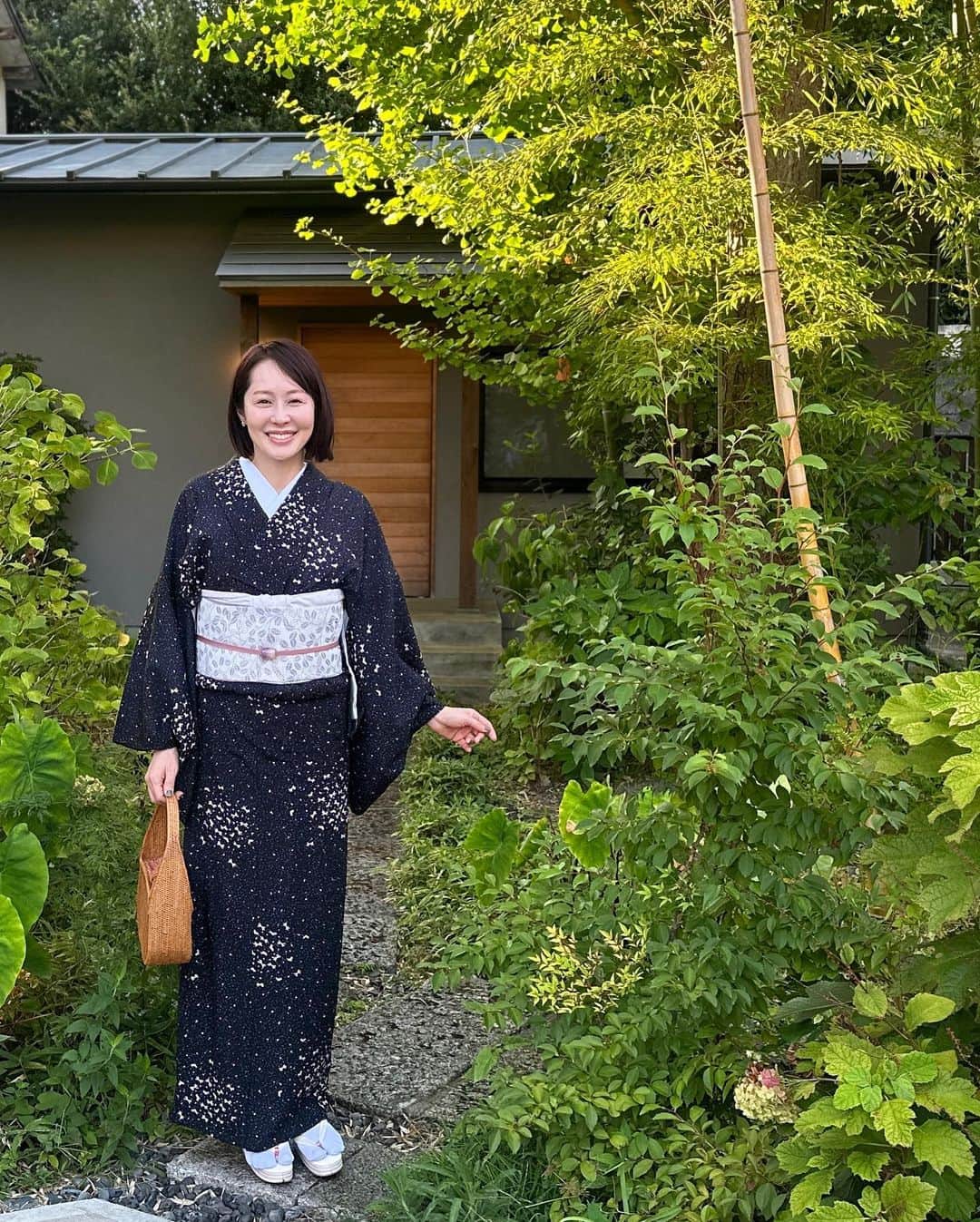 藤井美加子さんのインスタグラム写真 - (藤井美加子Instagram)「夏のきもの🌿  絽のお着物は 良く見るとおリボン柄の小紋 夏帯は祖母の形見を仕立てて初下ろしの萩柄 半衿と足袋は白だけどなぜか空色に写りました。  お盆の頃。 おばあちゃん見てたかな  #着物 #夏の着物 #日本の夏 #着物コーディネート #kimono」8月16日 19時24分 - mikako_miki