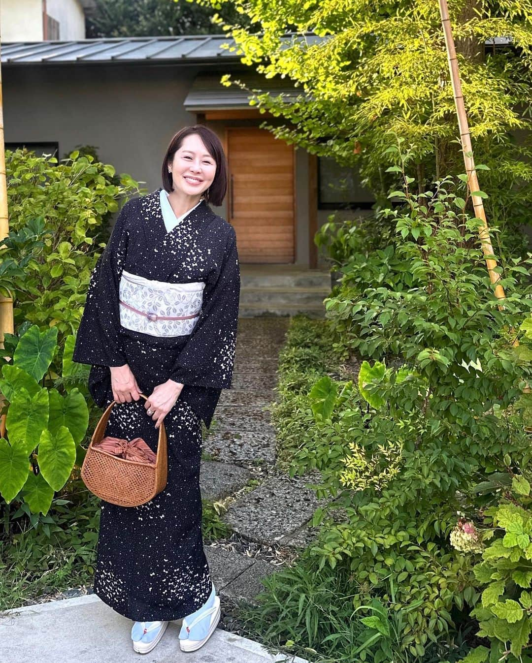 藤井美加子のインスタグラム：「夏のきもの🌿  絽のお着物は 良く見るとおリボン柄の小紋 夏帯は祖母の形見を仕立てて初下ろしの萩柄 半衿と足袋は白だけどなぜか空色に写りました。  お盆の頃。 おばあちゃん見てたかな  #着物 #夏の着物 #日本の夏 #着物コーディネート #kimono」