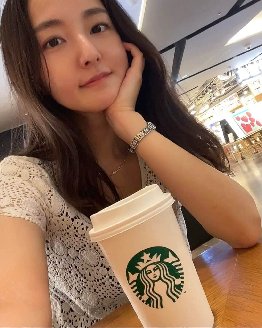 大坪あきほのインスタグラム：「皆さんお盆はどう過ごされましたか？✨ 私は地元に帰ってお墓参りに行ったり山に行ったり川に行ったりカラオケに行ったり楽しく過ごせました🥰❤️  #selfie #自撮り #スタバのオーツミルクミストが好き」