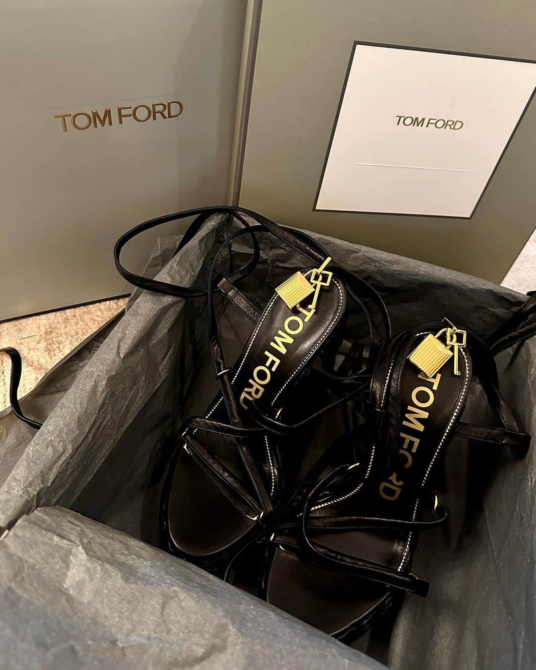 Yumi Wongのインスタグラム：「Thanks @tomford for the Lovely birthday gift!!! 😍🥰😘 @thestarhillkl  #TOMFORD #AnkleWrapSandals」