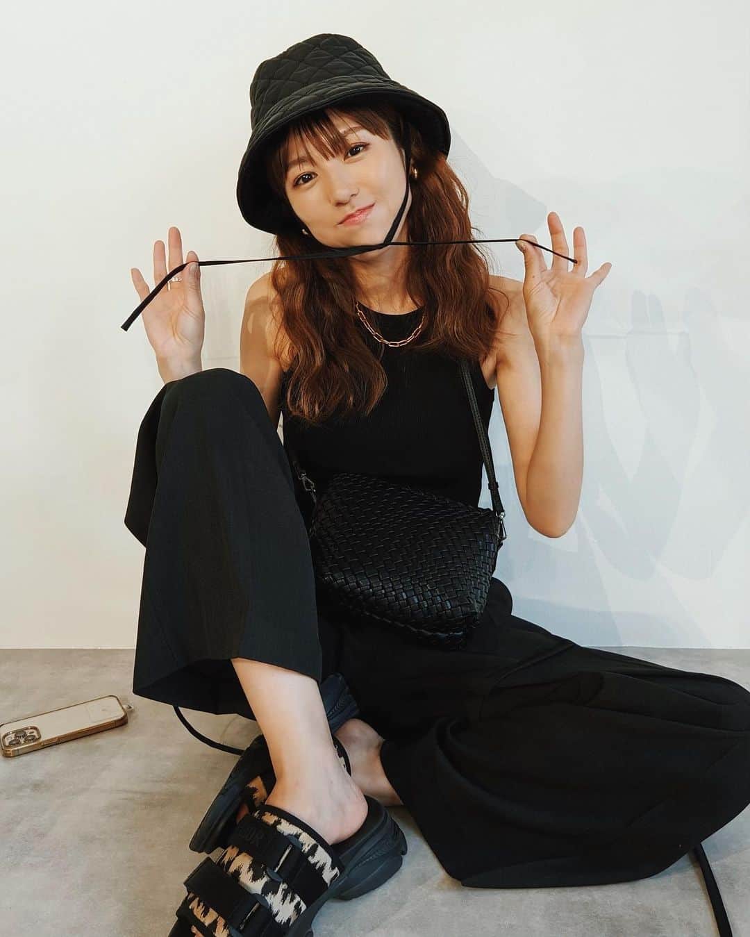 若槻千夏のインスタグラム：「珍しいオールBLACK☺︎  お盆明け 明日からweb新作でぇす♡」
