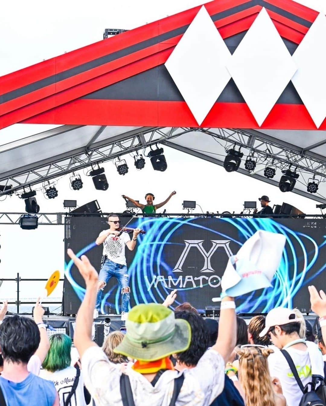 ᴍᴀʏᴀさんのインスタグラム写真 - (ᴍᴀʏᴀInstagram)「Hot summer @music_circus 🔥🔥 Actually, my first festival show was Music Circus a long time ago. But I was DJing at a small table without a stage at that time. So,very thanks to your support that I able to stand on this big stage every year now🥳🙏  今年の夏も @music_circus 最高でした‼︎🔥実は私が初めて出演したフェスティバルはミュージックサーカスです🎪でも最初からこのような大きなステージを任せてもらった訳では無く初めはステージもブースもフロアも無いただの小さなテーブルの上に置かれた機材の場所でDJしてました。クラブで初めてお客さんの前でDJしたのは先輩のDJタイムを二曲だけ繋ぐところからでした。DJとほぼ同時に勉強し始めたDTMで自分の楽曲がリリースできるようになり少しずつ応援してくれる方が増えたお陰で今このような大舞台に立つことができ、簡単じゃなかったからこそステージのありがたみがよくわかります。今年も最高なステージを一緒に作ってくださりありがとうございました🥳🙌」8月16日 19時39分 - yamatomaya_jp