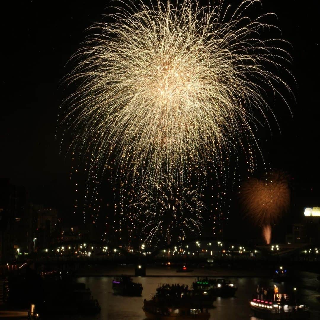 墨田区さんのインスタグラム写真 - (墨田区Instagram)「🎆✨大変嬉しいニュースをお伝えします！墨田区のInstagram📸が1万フォロワー🎉を突破しました！🌟  日ごろ投稿を楽しみにしてくださる皆様💖、墨田区の魅力を一緒に発信してくれる皆様🌆、心から感謝申し上げます。 このたび、墨田区のInstagram📸は、なんと1万フォロワーを突破いたしました🎉 墨田で撮影された魅力的な写真や情報を通して、１万人ものフォロワーの皆様とつながることができたことを大変嬉しく思います🌈  さて、この大きな節目を祝し、７月２９日に行われた隅田川花火大会🎇の美しい写真の数々を、一挙に投稿いたします🎆 ４年ぶりの開催ともあり、コロナの厳しい時期を乗り越え、再び花火が空に彩りを添える姿は、新しい希望と始まりを感じさせてくれました🌠 墨田区のInstagramにおいても、これまで以上に墨田の新たな魅力や発見をお届けし、墨田をもっと好きになっていただけるような情報発信をしていきたいと思います🏙️✨ どうぞこれからも暖かいご支援をよろしくお願い申し上げます🙏💕！  #墨田区#すみだ#sumida#東京#tokyo#わたしのすみだ自慢#これもすみだのシティプロモーション #隅田川花火大会 #夏の風物詩#隅田川の夜空#花火絶景#夏祭り#隅田川夜景#花火とスカイツリー#花火#夏の思い出#東京夏の夜 #１万人フォロワーありがとう　#祝1万人フォロワー」8月16日 19時34分 - sumida_official