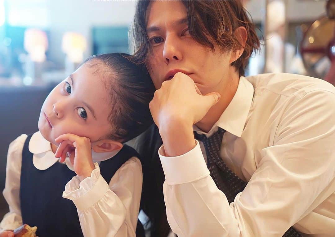 エザキヨシタカのインスタグラム：「仁奈の大親友と 世菜の大親友の姉妹が泊まりに来てくれました。  彼女たちや彼女たちの家族は 仁奈はすぐに戻ってきてくれるよと 1ミリの曇りもなく僕らに伝えてくれます。  今はそんなみんなの気持ちが支え。  大親友が眠る前 仁奈の ベッドで 今とこれからの話をしてくれて  〇〇ちゃんが これから楽しく 笑顔で過ごしてくれることが 仁奈にとってもすごく嬉しいことだよと伝えると  「あーなんかあくびでちゃう。」と涙を流してる。  一番の親友だからやっぱりむちゃくちゃ辛いのに いつも明るく優しく 今でも仁奈に世菜に また僕たちにも愛を注いでくれようとする姿に本当に ありがたいなと感じます。  そして子供の純粋さや真っ直ぐさには本当にパワーがありすごく助けられます。  あの日から 今もずっとそばで支えてくれている家族。 　　 韓国から僕たちに逢いに来るためだけに泣きながら駆けつけてくれた韓国の友人たち。  様々な部分で沢山のパワーをくれる全国の仲間たち。  改めて、ウチの家族は幸せだと思います。  最高の父親として そろそろそろそろ！！」