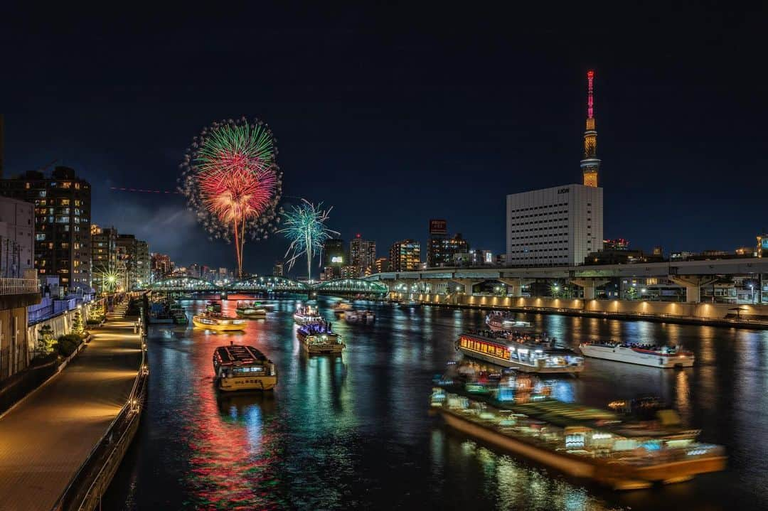 墨田区のインスタグラム：「夜空を彩る数々の花火、それぞれに物語があるかのよう✨  撮影者：　#すみだカメラ部１０選　@036pov  #墨田区#すみだ#sumida#東京#tokyo#わたしのすみだ自慢#これもすみだのシティプロモーション #隅田川花火大会 #夏の風物詩#隅田川の夜空#花火絶景#夏祭り#隅田川夜景#花火とスカイツリー#花火#夏の思い出#東京夏の夜 #１万人フォロワーありがとう　#祝1万人フォロワー」