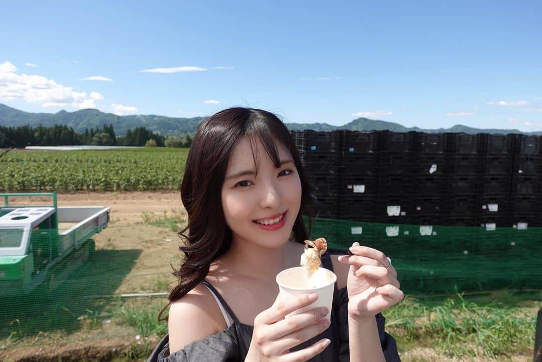 大塚七海のインスタグラム：「まーたアイス食べてる！🍦👻  #津南ひまわり広場 #新潟」