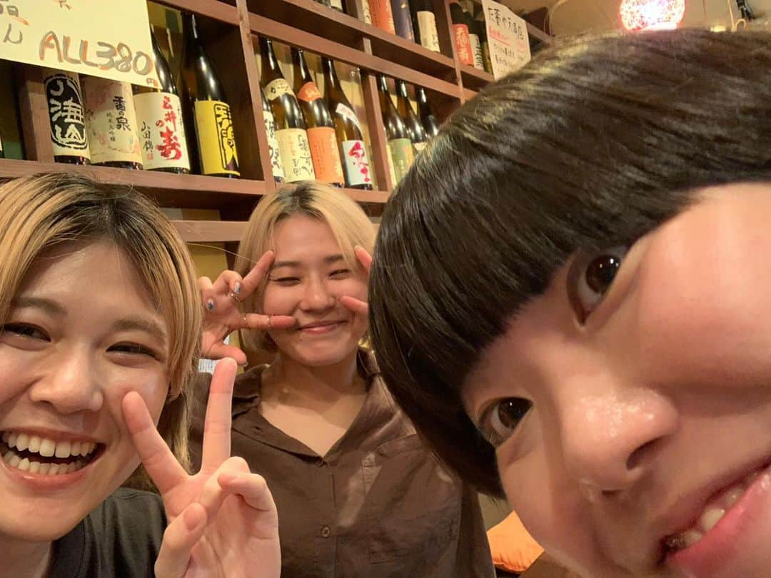 にぼしいわしさんのインスタグラム写真 - (にぼしいわしInstagram)「3人目のにぼしいわしと言える人間と酒を4件浴びました。  31の歳やのに、まだ道ゆくオシャレ男女の文句言うてた！ 隣の男にイカれそうな女の文句とかイキそうな男の文句も言うてた！ 絶対このまま成長していきたい！  陽キャがだるすぎて文化祭のクラスの劇の出し物の小道具黒板に貼り付けたのも、 体育祭や合唱コンクールの練習を仕切る女子から走って逃げたのも全部この人と！  家庭科室までダッシュしてどれだけ静かに縫い物出来るか競ったのもこの人！」8月16日 19時40分 - niboshiiwashiiwashi