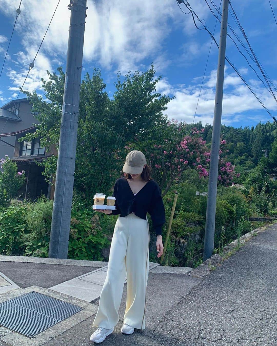 前坂美結さんのインスタグラム写真 - (前坂美結Instagram)「コーデ🍉  自然いっぱいの中と、大都会とで たくさん着回したセットアップ💫  最近ほぼ毎日つけてるサングラスと、🕶️ ついこの間買ったスニーカー👟♡  . #夏コーデ #🤍」8月16日 19時40分 - miyumaesaka