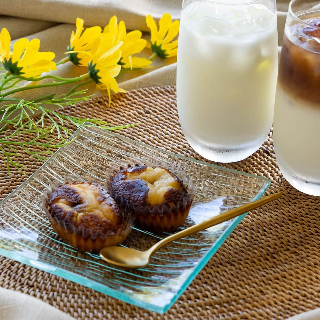 シーキューブのインスタグラム：「暑い日のおやつに🥛  冷蔵庫で冷やした“冷やし焼きティラミス”と、冷たいお飲み物の組み合わせがおすすめ✨  焼きティラミスは、そのままではもちろん、冷蔵庫で冷やしていただくと 中のコーヒーシロップがキュっと引き締まり、夏にぴったりの味わいをお愉しみいただけます🧊  ひんやり冷たい焼きティラミスとミルクの組み合わせは、お子様もきっと大喜び♪ 夏休みのおやつの時間に、ぜひお試しください。  ‐‐‐ 商品名：焼きティラミス 2個入り　から 税込価格：￥378‐から ‐‐‐  ▼オンラインショップはこちら https://www.suzette-shop.jp/shop/c/cCbti/  ▼店舗一覧はこちら https://ccc-c3.jp/shops/  #C3 #c3 #お菓子 #シーキューブ #シーキューブc3 #スイーツ部 #スイーツ #焼きティラミス #冷やし焼きティラミス #焼き菓子 #おやつのじかん #おやつ #おやつ時間 #おやつレシピ #夏のアレンジ #夏のアレンジレシピ #ペアリング #milk #cafelatte #cafelatté #おうちじかん #おうち時間 #おうち時間カフェ #おうちカフェ #おうちカフェレシピ #おうちカフェスイーツ」