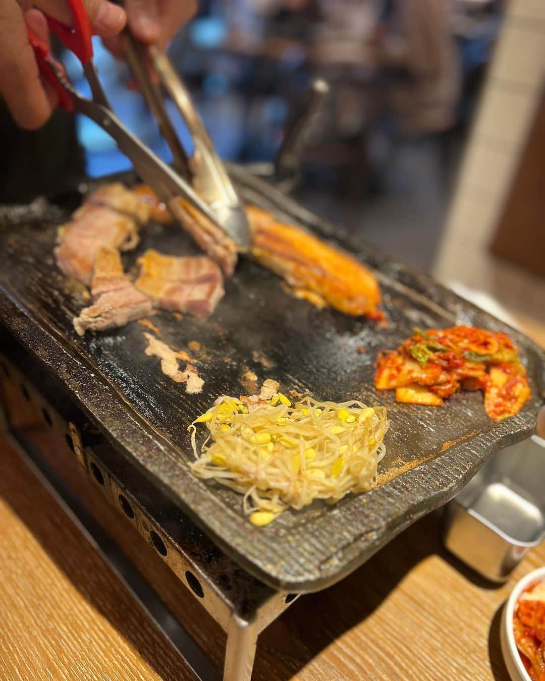 垰智子さんのインスタグラム写真 - (垰智子Instagram)「韓国料理が食べたくて　@kuruton_official へ🇰🇷 . 代官山駅すぐで、OPEN時間も11:00-24:00まで休みなくずっとOPENしてるから時間を気にせず行けるところがうれしい🩵 . サムギョプサルコースを頂いたけど、 最初から最後までとにかく全部美味しかったし、お腹いっぱいになった🐷 . チャミスルも美味しかったし、店内も 韓国っぽい装飾になってて渡韓した気分も味わえてよかったよ✨ . . #焼肉くるとん #焼肉くるとん代官山店 #韓国グルメ #韓国料理 #代官山 #代官山グルメ #代官山韓国料理  #koreanfood #東京グルメ」8月16日 19時48分 - taotao_tomo