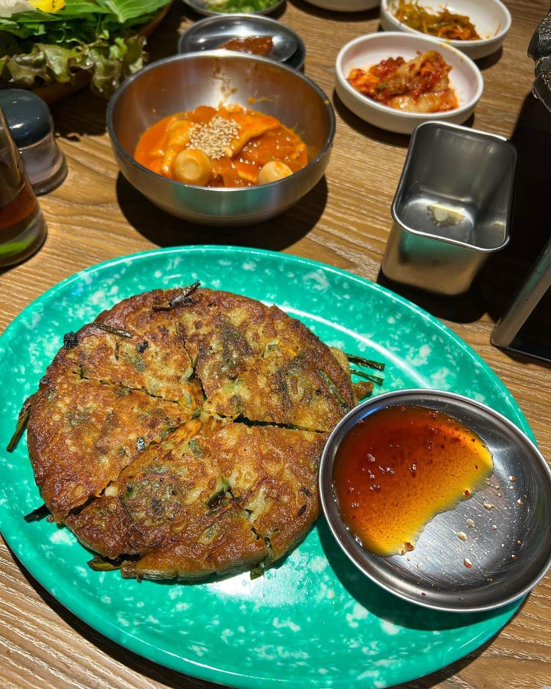垰智子さんのインスタグラム写真 - (垰智子Instagram)「韓国料理が食べたくて　@kuruton_official へ🇰🇷 . 代官山駅すぐで、OPEN時間も11:00-24:00まで休みなくずっとOPENしてるから時間を気にせず行けるところがうれしい🩵 . サムギョプサルコースを頂いたけど、 最初から最後までとにかく全部美味しかったし、お腹いっぱいになった🐷 . チャミスルも美味しかったし、店内も 韓国っぽい装飾になってて渡韓した気分も味わえてよかったよ✨ . . #焼肉くるとん #焼肉くるとん代官山店 #韓国グルメ #韓国料理 #代官山 #代官山グルメ #代官山韓国料理  #koreanfood #東京グルメ」8月16日 19時48分 - taotao_tomo