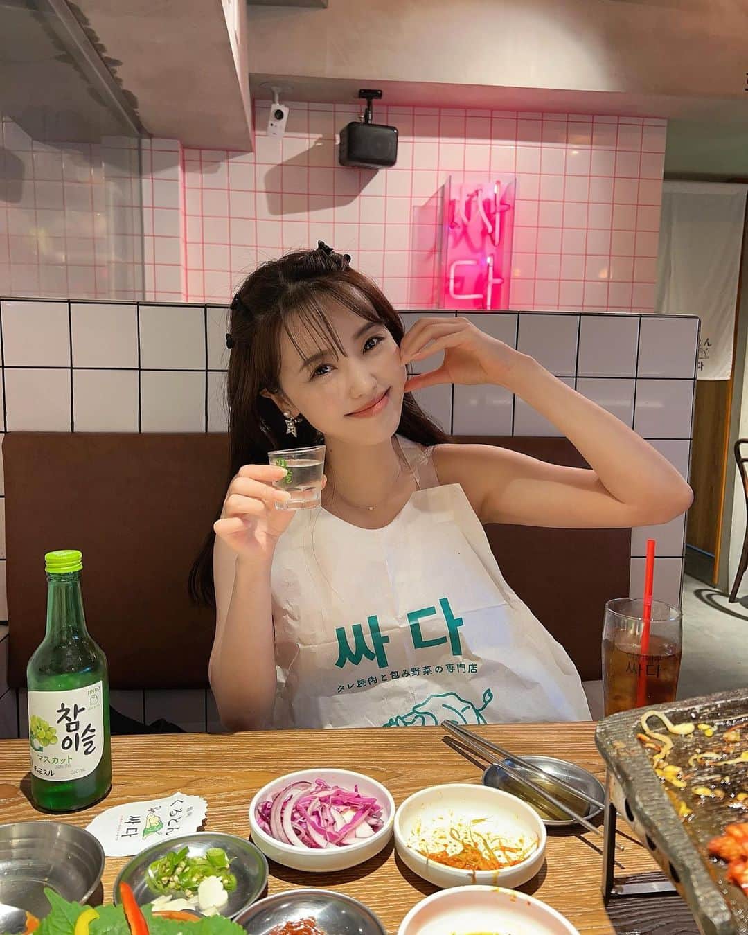 垰智子のインスタグラム：「韓国料理が食べたくて　@kuruton_official へ🇰🇷 . 代官山駅すぐで、OPEN時間も11:00-24:00まで休みなくずっとOPENしてるから時間を気にせず行けるところがうれしい🩵 . サムギョプサルコースを頂いたけど、 最初から最後までとにかく全部美味しかったし、お腹いっぱいになった🐷 . チャミスルも美味しかったし、店内も 韓国っぽい装飾になってて渡韓した気分も味わえてよかったよ✨ . . #焼肉くるとん #焼肉くるとん代官山店 #韓国グルメ #韓国料理 #代官山 #代官山グルメ #代官山韓国料理  #koreanfood #東京グルメ」