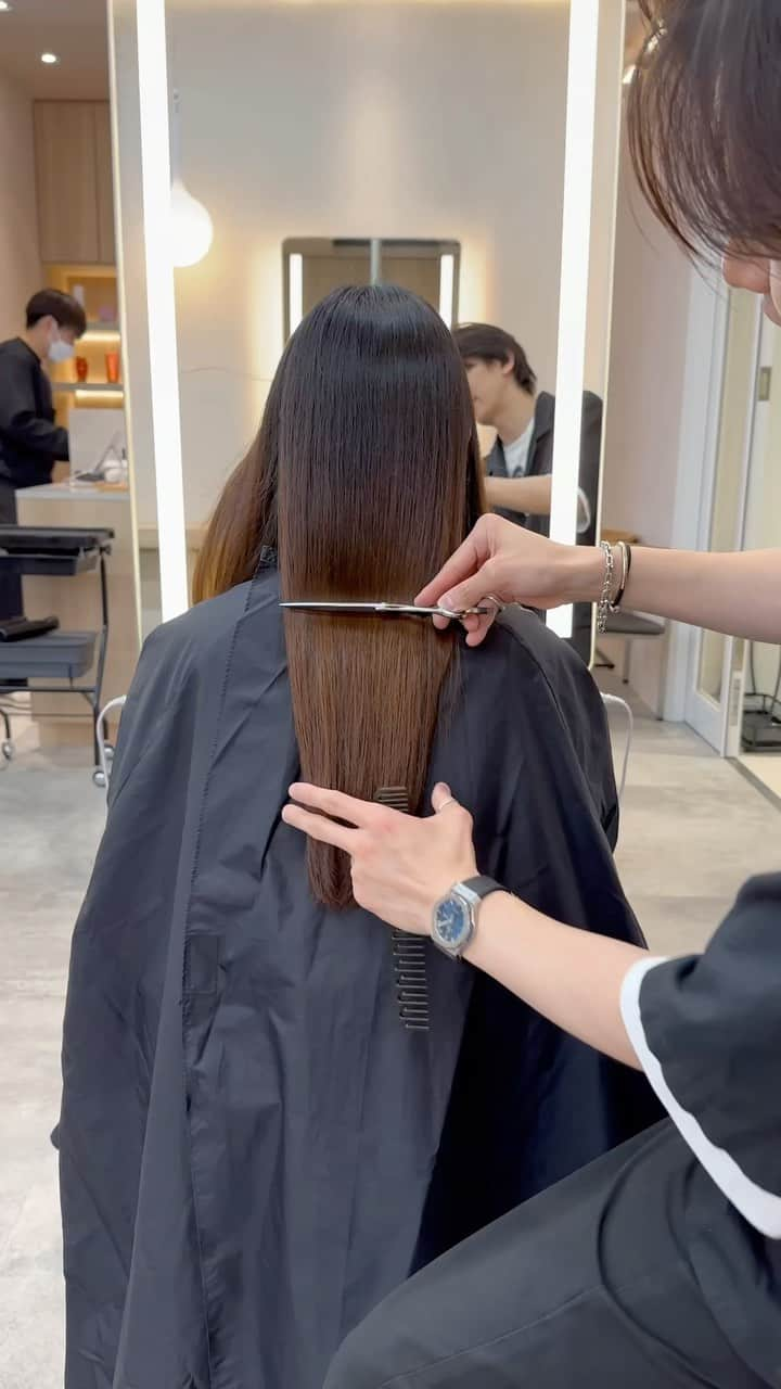 小西涼のインスタグラム：「1年以上ぶりのご来店✂︎ 前回からどこのサロンでもカットせず、切るなら僕に、と残してくださってました😊 こういうのが本当に嬉しいです！大事にカットさせていただきました、ありがとうございました！！ ． 今回はこちら👇 パッっとしたカットラインに低めで、ゆるめのレイヤーカット💇‍♀️ シークレットハイライトで久々のカラーリングでも程よいトーンアップを◎ ． 大事なイメチェンを任せてくださりありがとうございます😊 ．  #ベージュカラー #ボブ#前髪カット #ミディアムレイヤー#レイヤーカット」