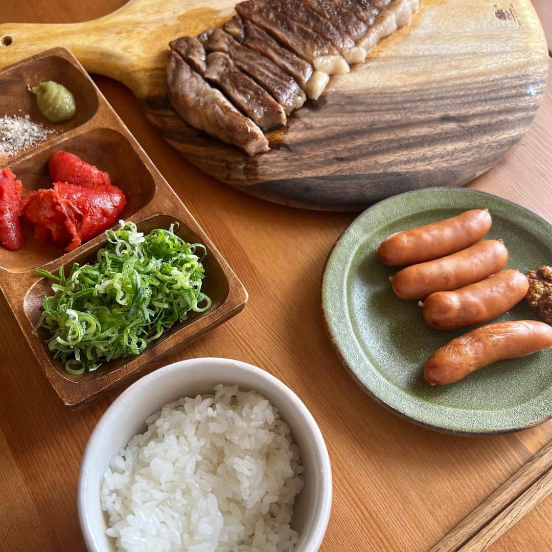 ゆうりのインスタグラム：「お盆休み🌻  特にどこに行くわけでもなく 自炊多めの日々でした。 ちょっと個人的にも大きな出来事がありこもっておりましたが またみんなにも報告させてもらいますね🥹  #ダイエットとか思って飲酒も少なめだったけど今日たまらず11時から飲んでしもた #夏休み #適当な自炊です #作ってるわけじゃない #新米をお母さんからもらったのと #としきさんの実家からうなぎをいただき #最高のメシ揃いでした #明日が怖いけど #スマホをいじりすぎて #飽きてきたので #そろそろ労働します」