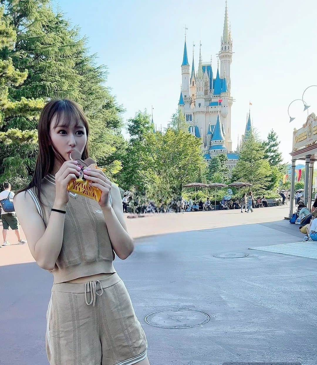 小林香菜さんのインスタグラム写真 - (小林香菜Instagram)「明日からジェイボーグ出勤です‼︎ お盆休みあっという間だったな🫥 また明日からよろしくお願いします✨ 写真はかなり前に行ったディズニー🫶  #お盆　#銀座　#ジェイボーグ　#jvogue #キャバクラ　#ディズニー　#ディズニーランド　#ootd #kith」8月16日 19時52分 - kanaful