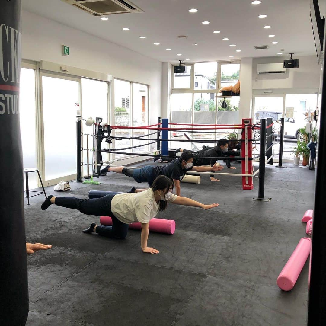 佐藤弥生さんのインスタグラム写真 - (佐藤弥生Instagram)「🥊 ストレッチポール♡ひめトレポール  いつどのくらいやるのが正解ですか？ と聞かれます。 ストレッチポールは1回15分！ ひめトレポールは5分！ 1日何回でも大丈夫です！私は毎日寝る前にやってます♪ 朝起きて直ぐにやると良いです✨ 仕事の日はなかなか時間取るのが難しい現実ですが... #コアコンクラス #コアコン#コアコンディショニング#インナーユニット#少人数制#やよトレ#やよコア#ボクシングジム#ボクシング#体幹トレーニング#姿勢改善#美姿勢#寝たままエクササイズ#セルフコンディショニング#ストレッチポール#ひめトレ#術後ストレッチ#🥊#弥生日和#パーソナルトレーニング#出張パーソナル#栄養相談#栄養士」8月16日 19時53分 - yayoyayo_s