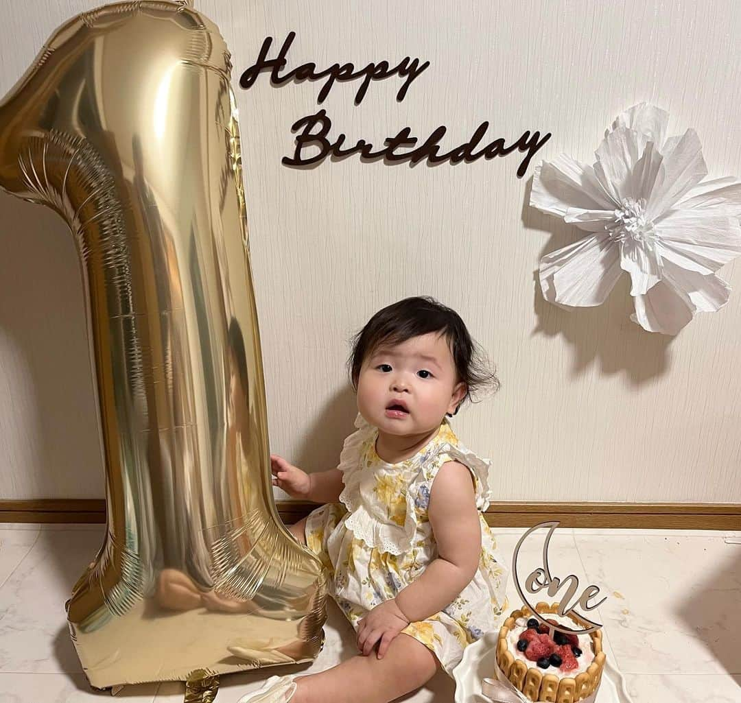 つきのさんのインスタグラム写真 - (つきのInstagram)「きいちゃん1歳のお誕生日おめでとう🌷  私のところに生まれてきてくれて本当にありがとう！ 自分が想像してた以上に自分の子って可愛くて仕方ないし毎日きいちゃんが愛おしくてたまらないっ  ついこの間産まれたと思ったらもう1歳になっちゃった！ 成長してくれるのは嬉しいし楽しいけどもっと赤ちゃんの時期を堪能したいしずっとお世話させてほしいくらい🥹  でも1年間で無事におっきく育ってくれて本当によかった！ これからもすくすくと育ってください🫶」8月16日 19時55分 - ___chuki22