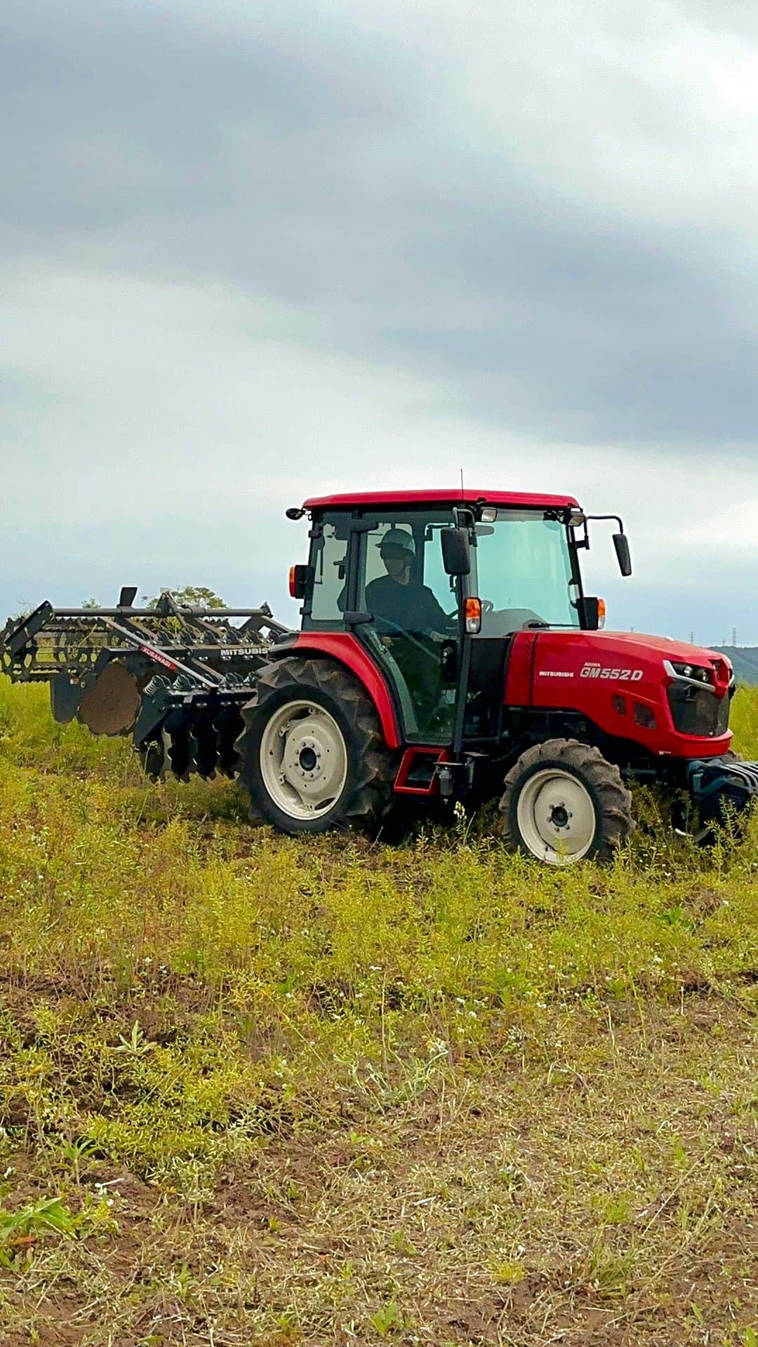 萩谷慧悟のインスタグラム：「大型特殊免許とって1発目の農耕車は刈り取りとすき込みが同時にできる空調付きの高級車でした✨  お試しで乗らせてもらいましたがとても快適でした＾＾  #結び農縁 #島根県 #大根島」