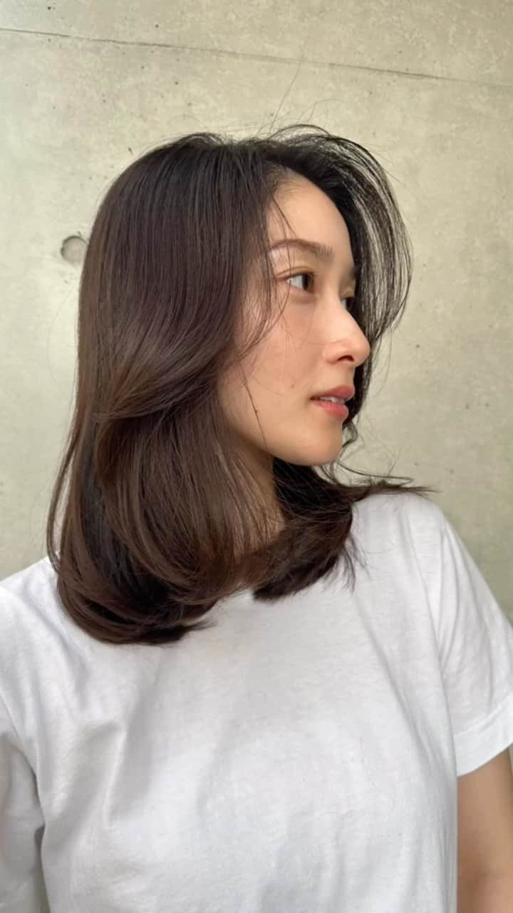 熊谷江里子のインスタグラム：「✂️ @hamaguchi_leverage  少し切りっぱなしフェイスレイヤー✨ カラーはしてないです😥  シャンプーは変わらずオージュアのスムース◎  #hair#hairstyle#ヘアスタイル#フェイスレイヤー#머리스타일#중단발 #머리스타그램#앞머리#ヘアアレンジ」