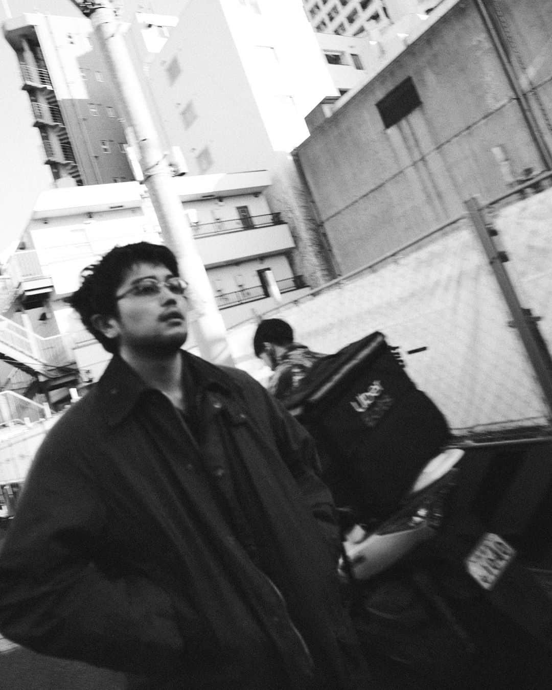 のインスタグラム：「PHOTOGRAPHY: @tomoyuki_kawakami  STYLING: @shoheikashima  HAIR & MAKE-UP: @kimura_kazuma  CREATIVE DIRECTION: @osrin.0902  「SWITCH 」3月号」