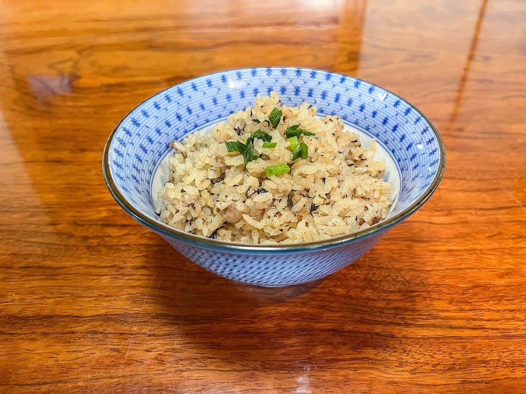 Be.okinawaさんのインスタグラム写真 - (Be.okinawaInstagram)「Jushi is a must-have special rice cuisine of Okinawa! It is prepared by using glutinous rice🍚 as the base, from boiled pork broth, kombu dashi, hijiki seaweed, and carrots. As a soul food of Okinawa, you can easily find them in supermarkets and convenience stores around the island, and sometimes even served as a side of Okinawan Soba.   #japan #okinawa #visitokinawa #okinawajapan #discoverjapan #japantravel #okinawatradition #okinawaculture #okinawacuisine #obonokinawa #okinawaobon  #okinawafood #okinawaunke #unkejushi」8月16日 20時00分 - visitokinawajapan