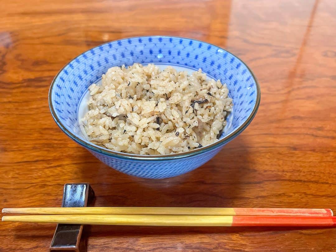 Be.okinawaさんのインスタグラム写真 - (Be.okinawaInstagram)「Jushi is a must-have special rice cuisine of Okinawa! It is prepared by using glutinous rice🍚 as the base, from boiled pork broth, kombu dashi, hijiki seaweed, and carrots. As a soul food of Okinawa, you can easily find them in supermarkets and convenience stores around the island, and sometimes even served as a side of Okinawan Soba.   #japan #okinawa #visitokinawa #okinawajapan #discoverjapan #japantravel #okinawatradition #okinawaculture #okinawacuisine #obonokinawa #okinawaobon  #okinawafood #okinawaunke #unkejushi」8月16日 20時00分 - visitokinawajapan
