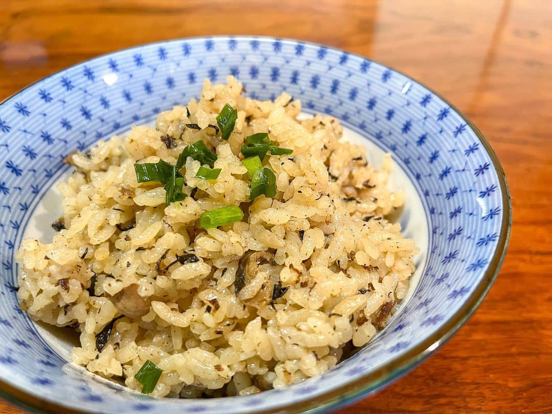 Be.okinawaのインスタグラム：「Jushi is a must-have special rice cuisine of Okinawa! It is prepared by using glutinous rice🍚 as the base, from boiled pork broth, kombu dashi, hijiki seaweed, and carrots. As a soul food of Okinawa, you can easily find them in supermarkets and convenience stores around the island, and sometimes even served as a side of Okinawan Soba.   #japan #okinawa #visitokinawa #okinawajapan #discoverjapan #japantravel #okinawatradition #okinawaculture #okinawacuisine #obonokinawa #okinawaobon  #okinawafood #okinawaunke #unkejushi」
