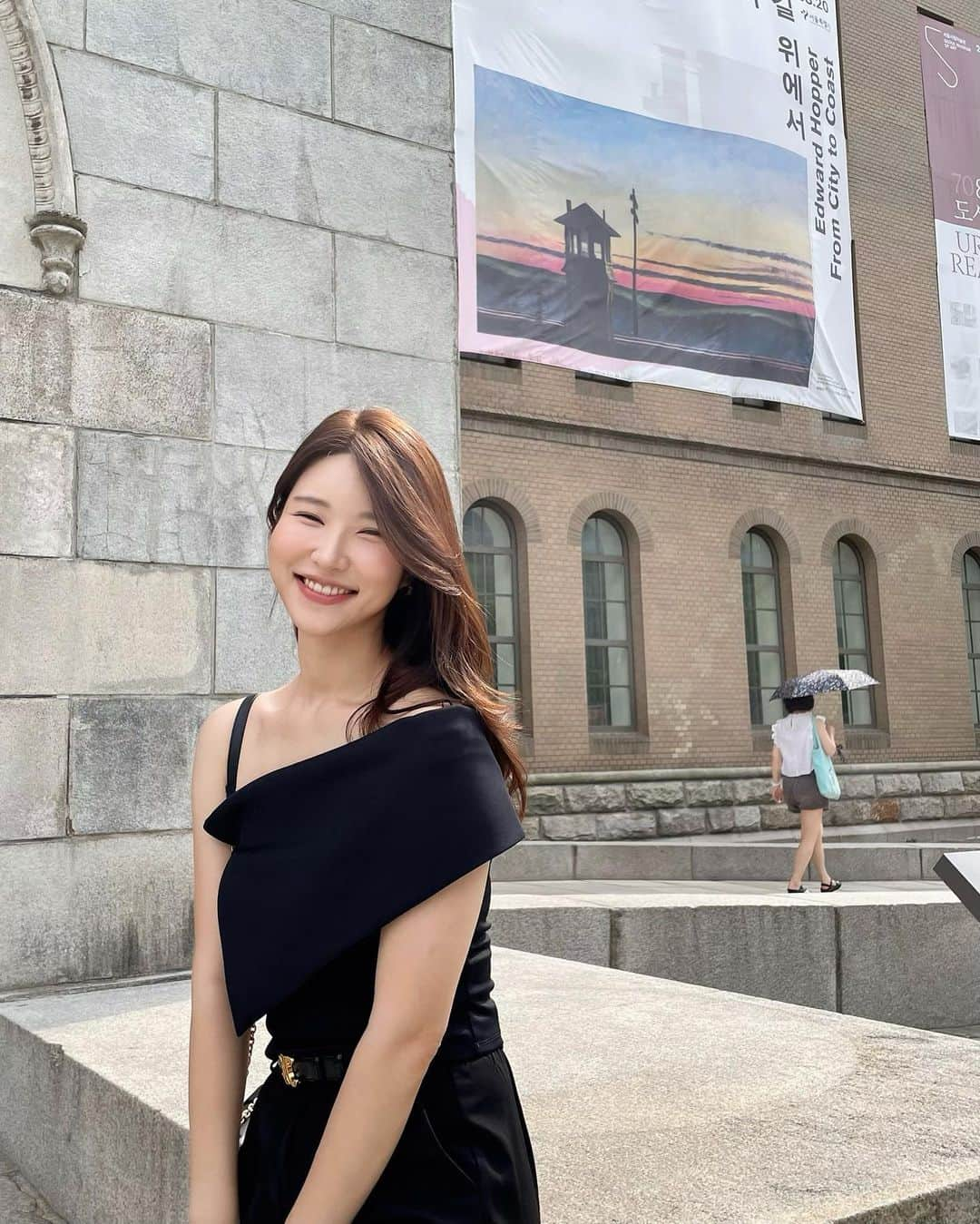 李到華のインスタグラム：「좋아하는 사진..💛 친한사람들 에게만 나오는 찐 웃음 매일 이렇게 웃고싶다 오늘이 벌써 플랜에스 티타늄 3회차 요즘은 기본카메라 사진이 제일 마음에 드네.. 역시 갓 티타늄 얼굴이 왜케 갸름해졌냐고 해서 기뻤다 갈때마다 친절한 원장님 감사해용🫶 . . .  @plansclinic_official  #플랜에스의원 #티타늄리프팅 #지방분해주사 #윤곽주사 #뺏주사」