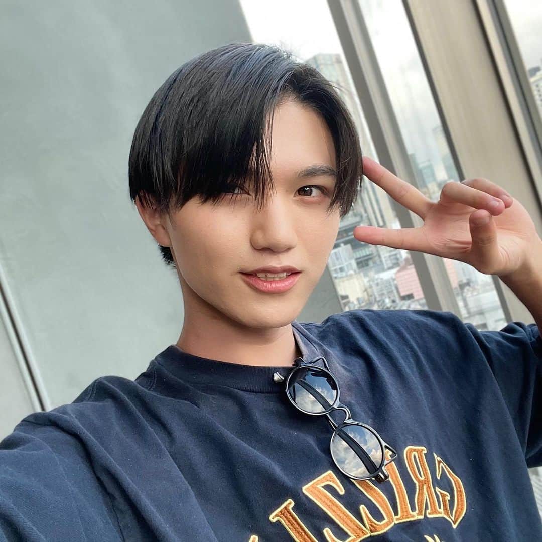 田倉暉久のインスタグラム：「明日からまた本気出す   #fyp  #韓国語分からん  #自撮り  #盛れてるって思ったら逆立ちして  #ハッシュタグは10個以上  #もう思いつかない  #助けて欲しい  #20個とかつけてる人何つけてるの？ #もういいかな  #お洒落さんを結束バンドで繋げたい」