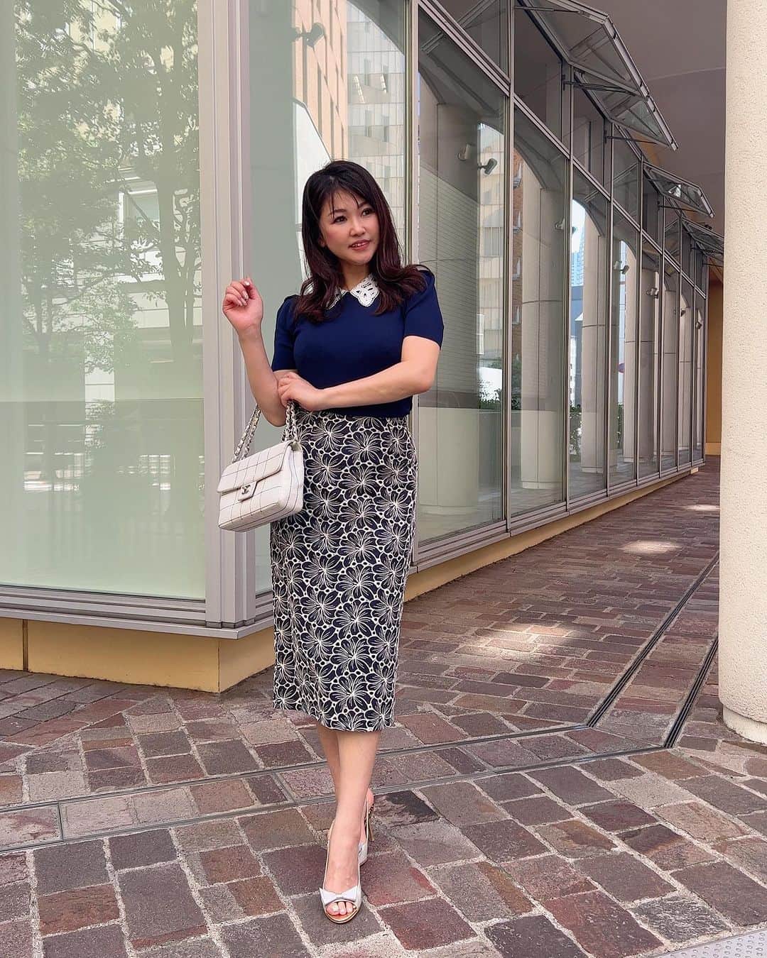 Maya Shiraiのインスタグラム：「着るだけでキチンと感コーデ✨✨ ネイビーのワントーンも 白配色が入ったtopsとskirt なので見映え度アップします❣️  topsの襟付きレースが品良く魅せて 花柄配色が華やかに✨✨  ーーーーーーーーーーーーーー FEERICHELU(フェリーシェル)では、 「ここでしか買えないオリジナルデザイン」のアイテムを多数取り揃えております。 大量生産を行わず「厳選した上質素材」と「丁寧な縫製」「美しいシルエット」「長持ちする製品」を心を込めてデザイン・製造・販売しています🥰🌸 ーーーーーーーーーーーーーー ⁡ #feerichelu#フェリーシェル #OLコーデ#フェミニンコーデ#大人フェミニン#きれいめ#大人かわいいコーデ#お出掛けコーデ#通勤コーデ#通勤#olコーデ#お仕事コーデ#デートコーデ#大人フェミニン#タイトスカート#レーススカート#レース#ネイビーコーデ #花柄スカート #配色花柄スカート」