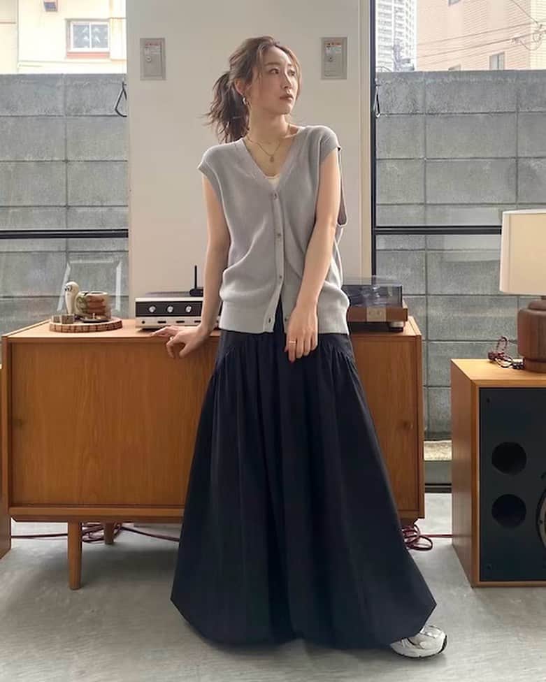 Ungrid staff snapのインスタグラム：「@chisa_nagatani_ 159cm  #深Vネックニットルーズベスト チャコールグレー/ピンク/シルバー ¥7,700(tax in)  ざっくりと開いたVネックのラインがヘルシーで大人な印象のベスト。 ルーズなサイジング設定でアームホールもゆったりめに仕上げました😊 丈感はヒップにかかるぐらいの着丈でラフな印象になっています✨  ーーーーーーーーーーーーーーーーーーーーーーーーーーーー ☑︎商品詳細は製品タグ or TOPページURLよりチェック   » @Ungrid_staffsnap  #Ungrid #ungrid_official #ungridコーデ #アングリッド #カジュアル #カジュアルコーデ #カジュアルスタイル #シンプル #シンプルコーデ #ニットベスト #ベスト #ニット」