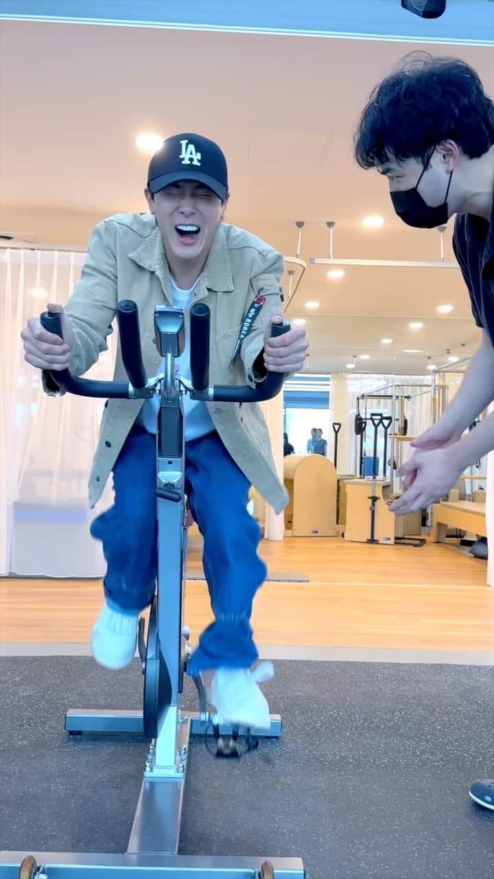 ユンホのインスタグラム：「할 수 있다아아👍 #RedSun🚴‍♂️  #유노윤호 #UKNOW #VujaDe #뷰자데 #Reality_Show #리얼리티쇼」