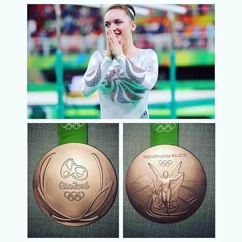 エイミー・ティンクラーのインスタグラム：「7 years of being a history maker 😌」