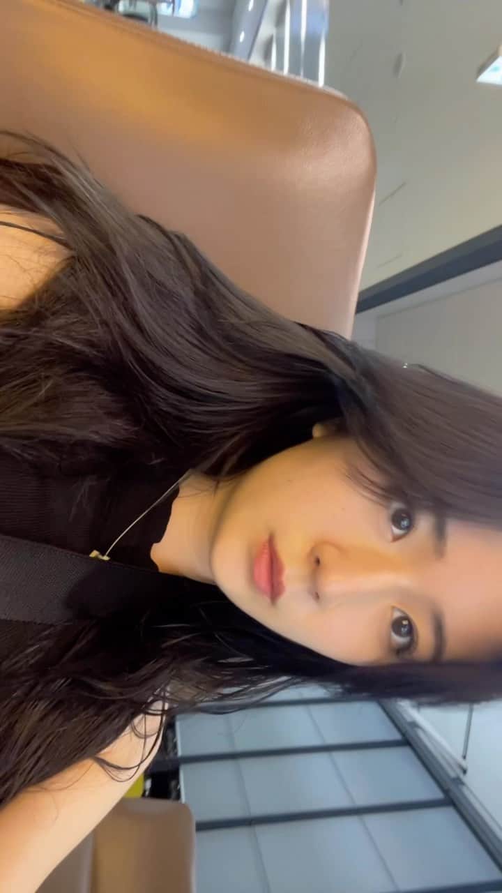 雨宮凜々子のインスタグラム：「at the airport✈︎ #instagram #リール #自撮り #셀카 #ブルベ夏」