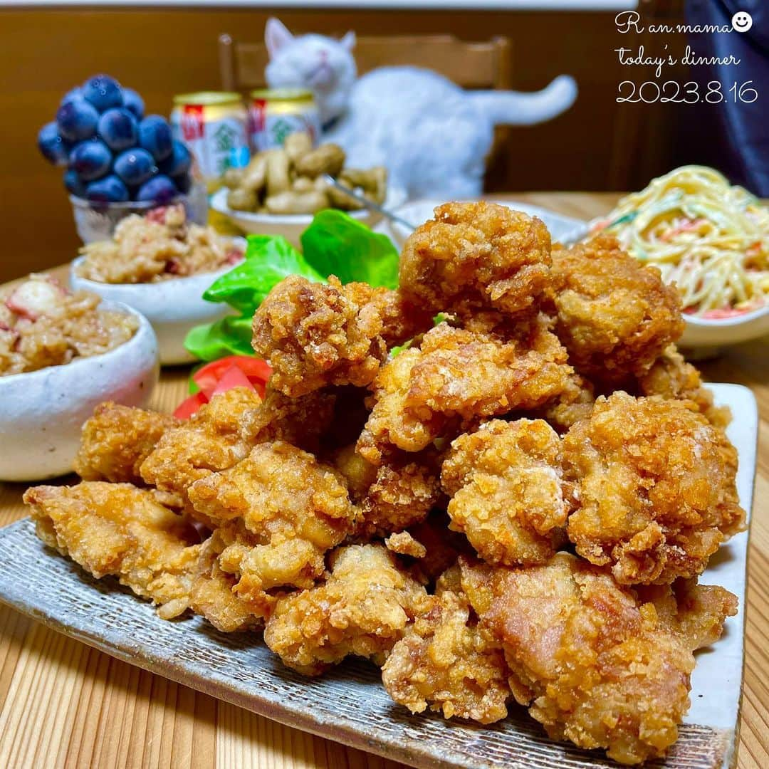 らんままのインスタグラム：「2023.8.16  今日のお夕飯⁣ ⁣ ⁣ 鶏唐揚げ　油淋鶏のタレ添え⁣ スパゲッティサラダ⁣ タコ飯⁣ 茹で大粒生落花生⁣ 巨峰⁣ ⁣ ⁣ こんばんは　水曜日ですね⁣ 静岡の義姉夫婦が大粒の生落花生を送ってくれたので早速塩茹でに。⁣ 程よい歯ごたえを残しつつホクホクしているうえに旨みがぎゅっと！⁣ このやみつきになる美味しさは旬の今しか味わえないそうです⁣ ⁣ お兄さま、お姉さま、いつも旬の美味しいものをありがとう♪⁣ 大量に送ってくれましたが昨日と今日でほとんど消費しました笑⁣ ⁣ ⁣ ⁣ 今日の動画はリアル くぅさん です⁣ ⁣ 　⁣ ⁣ ⁣  #晩酌#晩御飯#献立#ばんごはん#おうち居酒屋#働く主婦の食卓#くぅさんを探せ#丸テーブル⁣ ⁣ ⁣ ⁣ ⁣」