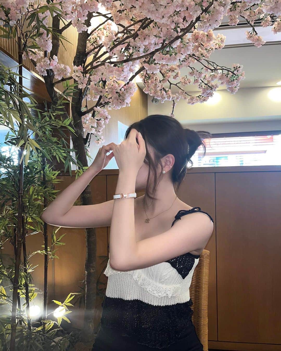 権隨玲のインスタグラム：「神戸と大阪の思い出♡  六甲山からの夜景初めてで、 山奥だから遠かったけど 忘れるくらい綺麗で感動して美しかった.....  あとは神戸牛のメンチカツ食べたり 大阪のラーメン食べたり幸せだったよ〜😽  #神戸観光 #大阪旅行 ✈️」