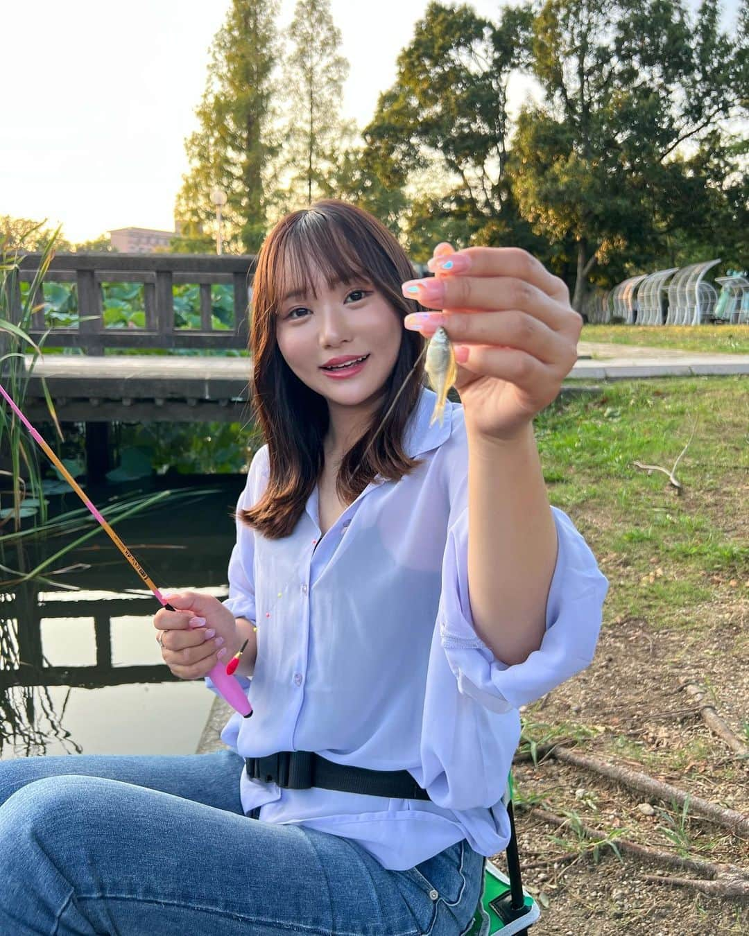 伊賀愛優菜のインスタグラム：「･ 今日は、公園にタナゴ釣りに行ってきました！💖 ･ 小さな浮きが一瞬沈む瞬間、 パッとかける反射神経の釣りが 楽しすぎました😳✨️ ･ 何回も餌取られながらも 1時間半で30匹ぐらい クチボソ･ タナゴ･フナの子･モロコが入れ食いでした〜！🥰💖 ･ もう毎日でも行きたいぐらい 見事にトリコになりました🫶 ･ #タナゴ釣り #タナゴ竿 #釣り #モロコ #フナ #鮒釣り #釣りガール #公園」